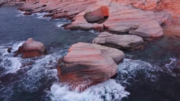 Natur Luftlandschaft über dem Ozean bei Sonnenuntergang oder Sonnenaufgang, Meereswellen an der ungewöhnlichen Felsküste, Wellen spülen über weiße Klippen — Stockvideo