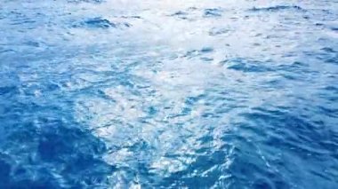 Mavi su dalgaları yüzeye çıkıyor, okyanus ve deniz çok güzel bir zemin. Temiz içme suyu, renkli bir video. Çevresel sorunlar, içme suyu eksikliği, iklim değişikliği