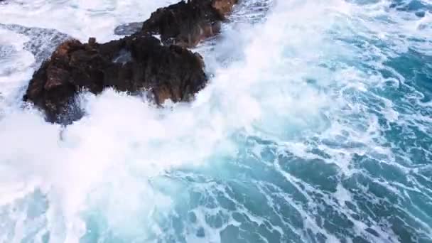 Fale oceaniczne zderzają się z skalistym brzegiem, wybrzeżem Morza Śródziemnego podczas burzy, Krajobraz lotniczy Cypru — Wideo stockowe