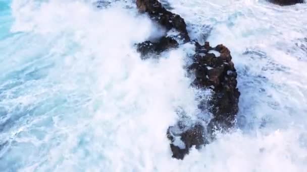 Oceánské vlny narážejí na skalnatý břeh, pobřeží Středozemního moře během bouře, Letecká krajina Kypru — Stock video