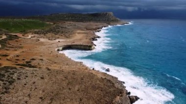 Okyanus dalgaları, Kıbrıs Rum Kesimi 'nin hava sahasında meydana gelen fırtına sırasında Akdeniz kıyılarına çarpıyor.