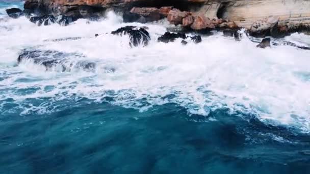 Oceánské vlny narážejí na skalnatý břeh, pobřeží Středozemního moře během bouře, Letecká krajina Kypru — Stock video