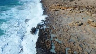 Nefes kesici kayalık deniz manzarası, keskin bir uçurumun havadan görünüşü, kuşbakışı Kıbrıs Rum Kesimi, Ayia Napa Burnu, Capo Greco,