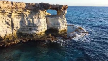 Akdeniz, Kıbrıs adasındaki Ayia Napa ve Protaras 'ın Capo Greko, Capo Greco yakınlarındaki deniz mağarası. Nefes kesici deniz manzarası, deniz kayaları yıkıyor.