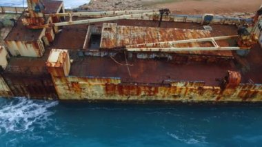 Denizde ya da okyanusta batık bir gemi, çevre felaketi, sığ sularda eski paslı gemi, hava manzarası, Kıbrıs Rum Kesimi, yüksek kalite 4k görüntü
