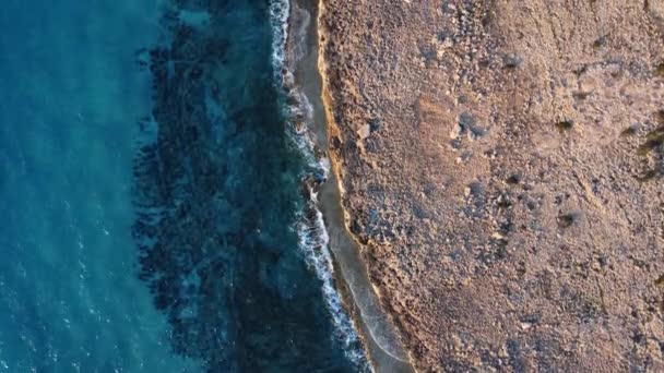 令人叹为观止的岩石海景 空中俯瞰陡峭的悬崖 从鸟瞰的角度俯瞰塞浦路斯 纳帕的格雷科角 格雷科角 格拉科角 高质量的4K镜头 — 图库视频影像