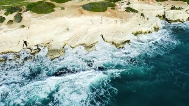 Flying Rocky Coastline Alongside Cliffside Blue Mediterranean Sea Ocean Water — Vídeos de Stock