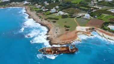 Denizde ya da okyanusta batık bir gemi, çevre felaketi, sığ sularda eski paslı gemi, hava manzarası, Kıbrıs Rum Kesimi, yüksek kalite 4k görüntü