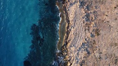 Nefes kesici kayalık deniz manzarası, keskin bir uçurumun havadan görünüşü, kuşbakışı Kıbrıs Rum Kesimi, Ayia Napa 'nın Capo Greco Burnu. Yüksek kalite 4k görüntü