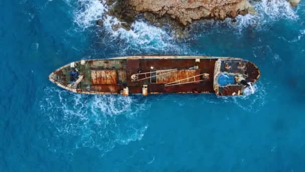 沉船在海上或海洋中沉没 环境灾难 旧船在浅水中生锈 空中景观 塞浦路斯 高质量的4K镜头 — 图库视频影像