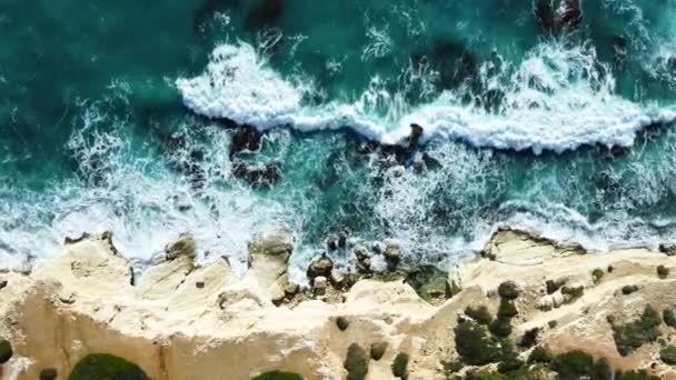 Πετώντας Πάνω Από Rocky Coastline Παράλληλα Cliffside Μπλε Θάλασσα Της — Αρχείο Βίντεο