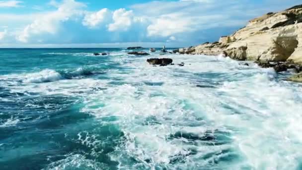 Ocean Bølger Bryder Klipper Ved Kysten Udsigt Havet Stormfuldt Solrigt – Stock-video