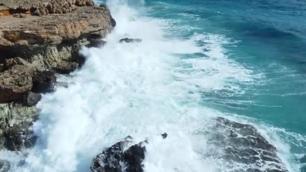 Πετώντας Πάνω Από Rocky Coastline Παράλληλα Cliffside Μπλε Θάλασσα Της — Αρχείο Βίντεο