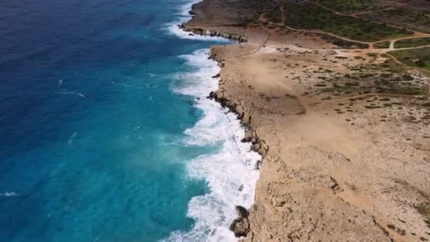 Havet Sköljer Den Steniga Stranden Ovanför Flygskottet Flying Coastline Cliffside — Stockvideo