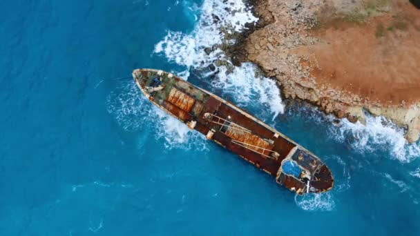 Navio Naufragado Naufragado Mar Oceano Desastre Ambiental Velho Navio Enferrujado — Vídeo de Stock