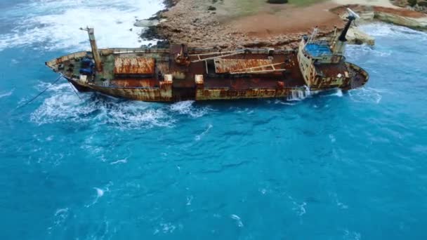 海や海で難破船 環境災害 浅い水で古い錆びた船 空中風景 キプロス 高品質の4K映像 — ストック動画