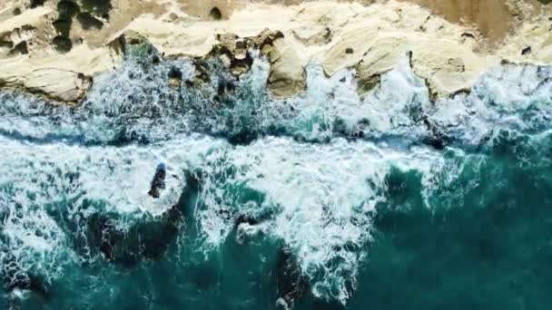 Deniz Kayalık Sahili Yıkar Havadan Çekilen Karenin Üstünde Sahil Şeridinde — Stok video