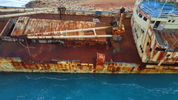 Bateau Naufragé Dans Mer Océan Catastrophe Environnementale Vieux Navire Rouillé — Video
