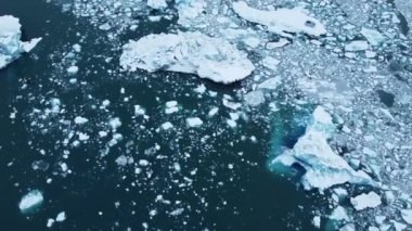 İzlanda 'daki Jokulsarlon gölündeki eriyen buzulların buzdağları, Unesco Dünya Mirası Alanındaki Arktik doğa buz örtüsü, Drone hava görüntüsü - İklim Değişimi ve Küresel Isınma.