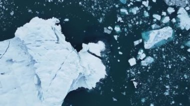İzlanda 'daki Jokulsarlon gölündeki eriyen buzulların buzdağları, Unesco Dünya Mirası Alanındaki Arktik doğa buz örtüsü, Drone hava görüntüsü - İklim Değişimi ve Küresel Isınma.