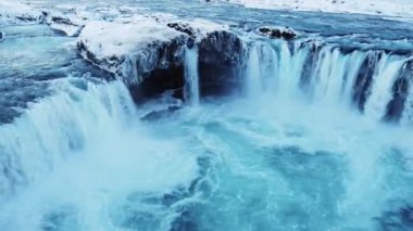 Buz gibi kış gününde Kuzey İzlanda 'da muazzam Godafoss şelalesinin muhteşem insansız hava aracı görüntüsü. Ünlü bir simge, dokunulmamış kutup manzarası. Yüksek kalite 4k görüntü