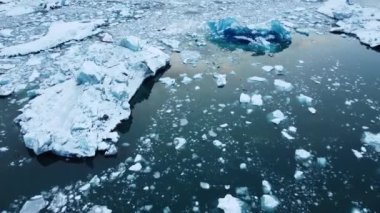 İzlanda 'daki Jokulsarlon gölündeki eriyen buzulların buzdağları, Unesco Dünya Mirası Alanındaki Arktik doğa buz örtüsü, Drone hava görüntüsü - İklim Değişimi ve Küresel Isınma.