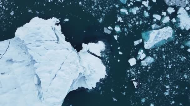 アイスランドのジョクルサロン ラグーンの融解氷河からの氷山 ユネスコ世界遺産の北極の自然氷の風景 ドローンの空中ビデオトップビュー 気候変動と地球温暖化 — ストック動画