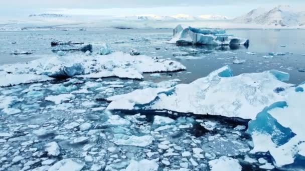 冰岛Jokulsarlon泻湖冰川融化所产生的冰山 联合国世界文化遗产所在地的北极自然冰景 Drone航拍视频顶视图 气候变化和全球变暖 — 图库视频影像