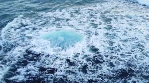 Айсберг Океане Огромные Куски Синего Льда Плавающие Волнам Вид Воздуха — стоковое видео