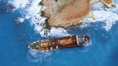 Gemi enkazı, Enkaz Batık Gemi Denizde veya Okyanusta, Çevresel Felaket Konsepti, Fırtınalı deniz suyundaki eski paslı gemi, Çevre kirliliği, Kıbrıs 'taki hava manzarası, yüksek kaliteli 4K görüntü