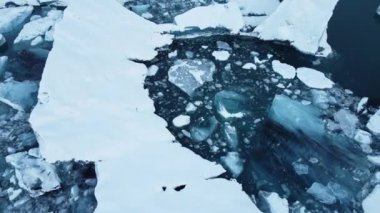 İzlanda 'daki Jokulsarlon gölündeki eriyen buzulların buzdağları, Unesco Dünya Mirası Alanındaki Arktik doğa buz örtüsü, Drone hava görüntüsü - İklim Değişimi ve Küresel Isınma.