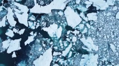İzlanda 'daki Jokulsarlon gölündeki eriyen buzulların buzdağları, Unesco Dünya Mirası Alanındaki Arktik doğa buz örtüsü, Drone hava görüntüsü - İklim Değişimi ve Küresel Isınma.