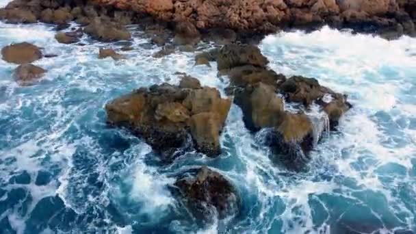 Θάλασσα Πλένει Βραχώδη Ακτή Πάνω Από Εναέρια Βολή Πετώντας Πάνω — Αρχείο Βίντεο
