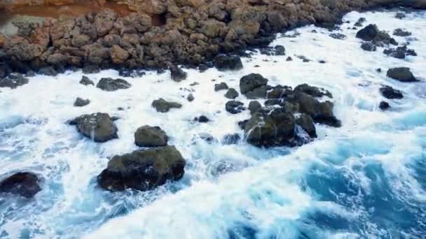 Mar Lava Costa Rocosa Sobre Plano Aéreo Volando Sobre Costa — Vídeos de Stock