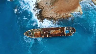 Gemi enkazı, Enkaz Batık Gemi Denizde veya Okyanusta, Çevresel Felaket Konsepti, Fırtınalı deniz suyundaki eski paslı gemi, Çevre kirliliği, Kıbrıs 'taki hava manzarası, yüksek kaliteli 4K görüntü