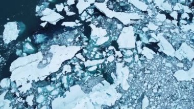 İzlanda 'daki Jokulsarlon gölündeki eriyen buzulların buzdağları, Unesco Dünya Mirası Alanındaki Arktik doğa buz örtüsü, Drone hava görüntüsü - İklim Değişimi ve Küresel Isınma.