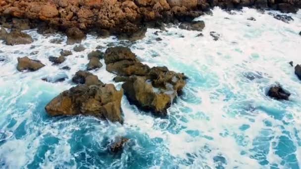 Море Вымывает Скалистый Берег Над Воздушной Съемки Пролет Над Береговой — стоковое видео