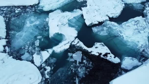 アイスランドのジョクルサロン ラグーンの融解氷河からの氷山 ユネスコ世界遺産の北極の自然氷の風景 ドローンの空中ビデオトップビュー 気候変動と地球温暖化 — ストック動画