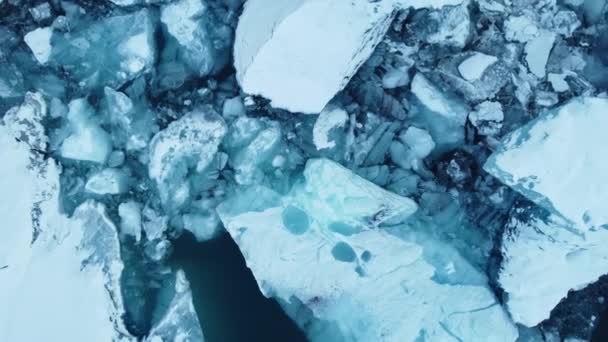 アイスランドのジョクルサロン ラグーンの融解氷河からの氷山 ユネスコ世界遺産の北極の自然氷の風景 ドローンの空中ビデオトップビュー 気候変動と地球温暖化 — ストック動画