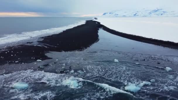 Zwart Strand Met Vulkanisch Zand Ijsland Ijzige Winterdag Beroemde Oriëntatiepunt — Stockvideo