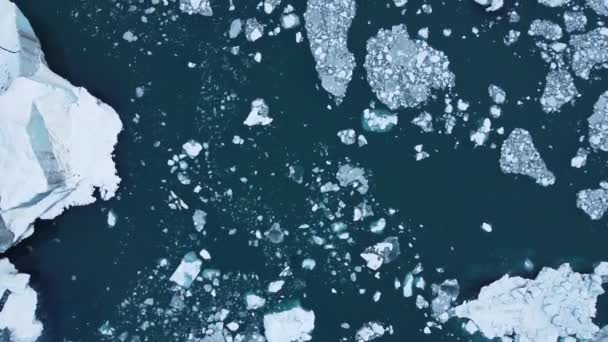 冰岛Jokulsarlon泻湖冰川融化所产生的冰山 联合国世界文化遗产所在地的北极自然冰景 Drone航拍视频顶视图 气候变化和全球变暖 — 图库视频影像