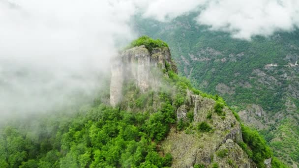 Пролітаючи Крізь Хмари Над Гірським Лісом Вид Повітря Чудовий Надихаючий — стокове відео
