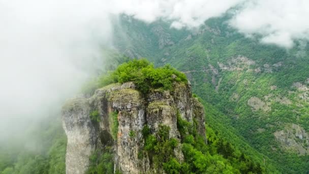 Vliegen Door Wolken Boven Bergwoud Luchtfoto Prachtig Inspirerend Natuurlijk Zomerlandschap — Stockvideo
