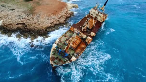 海上或海洋沉船 环境灾难概念 暴风雨海水中生锈的旧船 环境污染 塞浦路斯的空中景观 高质量的4K镜头 — 图库视频影像