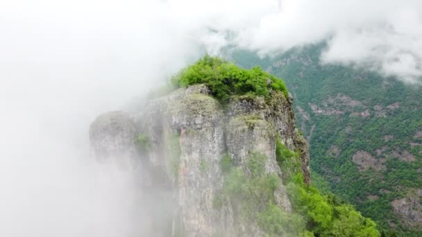 Voando Através Nuvens Acima Floresta Montanhosa Vista Aérea Maravilhosa Paisagem — Vídeo de Stock
