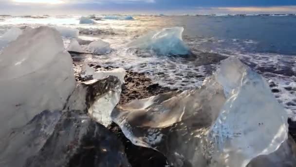 Ijsbergen Een Zwart Vulkanisch Strand Brok Ijs Diamond Beach Ijsland — Stockvideo