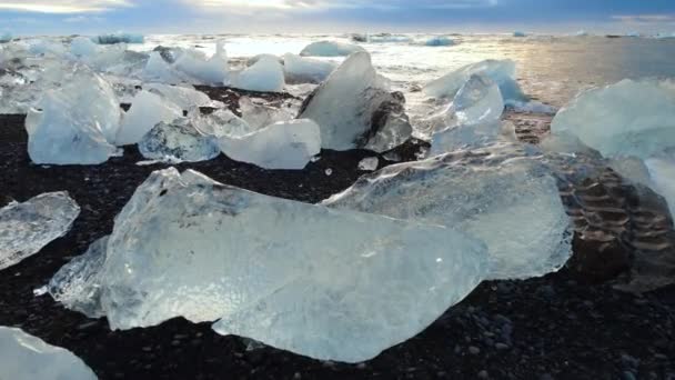 冰山在一个黑色的火山海滩上 在钻石海滩上的冰块冰岛 全球变暖概念 非常近的空中俯瞰 高质量的4K镜头 — 图库视频影像