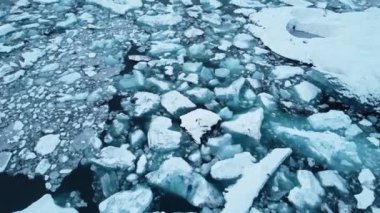 İzlanda 'daki Jokulsarlon gölündeki eriyen buzulların buzdağları, Unesco Dünya Mirası Alanındaki Arktik doğa buz örtüsü, Drone hava görüntüsü - İklim Değişimi ve Küresel Isınma.