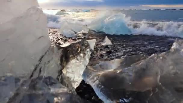 黒い火山ビーチの氷山 ダイヤモンドビーチの氷の塊アイスランド 地球温暖化の概念 極端なクローズアップ航空上のビュー 高品質4K映像 — ストック動画