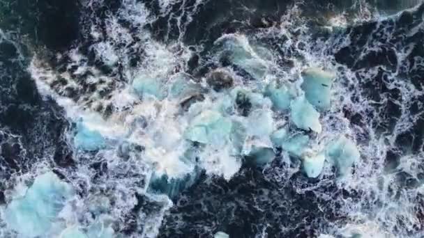 Icebergs Una Playa Volcánica Negra Chunk Ice Diamond Beach Islandia — Vídeo de stock